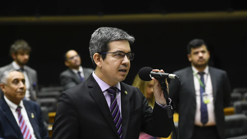 Randolfe diz que governo deve enviar novo texto da desoneração