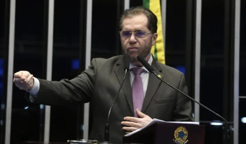 Plínio contesta Dino sobre impeachment de ministros do STF