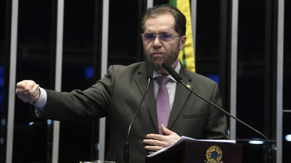 Plínio contesta Dino sobre impeachment de ministros do STF