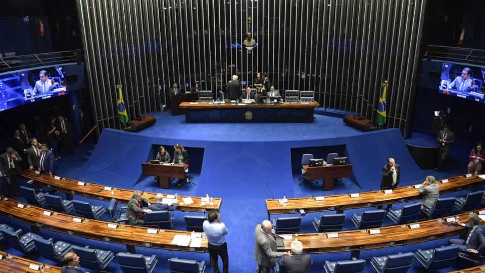 Senado debate obrigatoriedade de vacina contra covid-19 em crianças