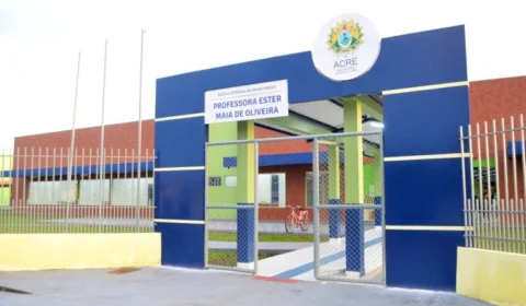 Estudantes de escolas públicas do Acre recebem auxilio financeiro