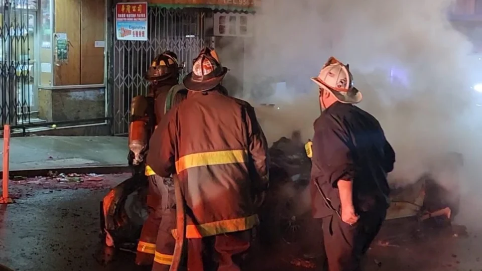 Multidão ateia fogo em carro autônomo da Waymo nos EUA
