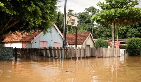 Casa de Chico Mendes, patrimônio histórico, é afetada pelas águas do Rio Acre