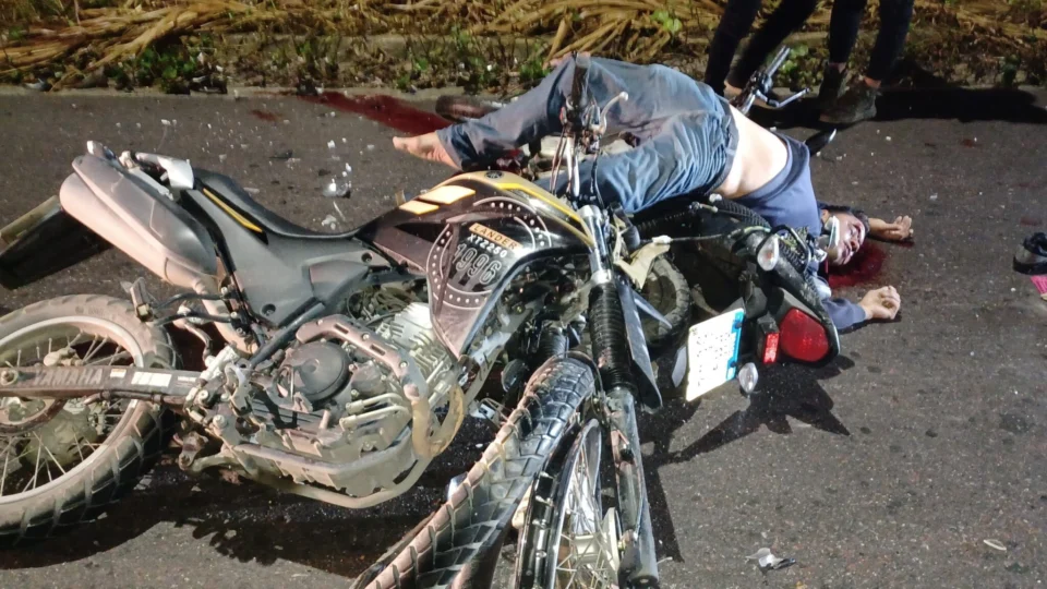 Grave acidente na rodovia AM-010 deixa um morto e um gravemente ferido