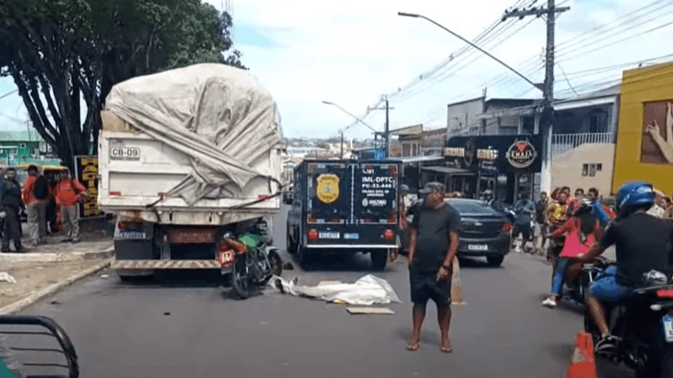 VÍDEO: mototaxista morre após colidir com caminhão em Manaus