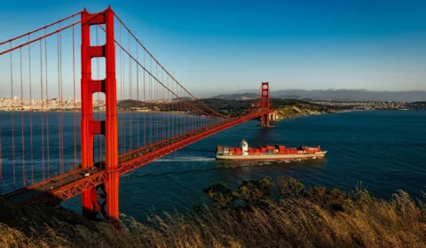 Navio bate em ponte, derruba veículos e mata cinco na China