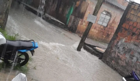 Chuva em Manaus causa desabamento de rua e realocação de famílias