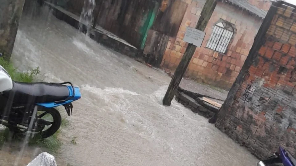 Chuva em Manaus causa desabamento de rua e realocação de famílias