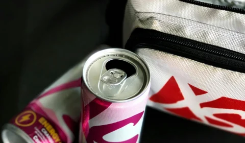 Adolescente morre após ingerir bebida energética com cocaína rosa na Espanha