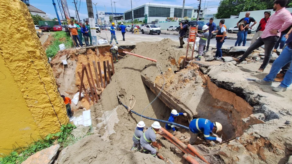 Cratera em Manaus: obra deve ser concluída na quarta (14)