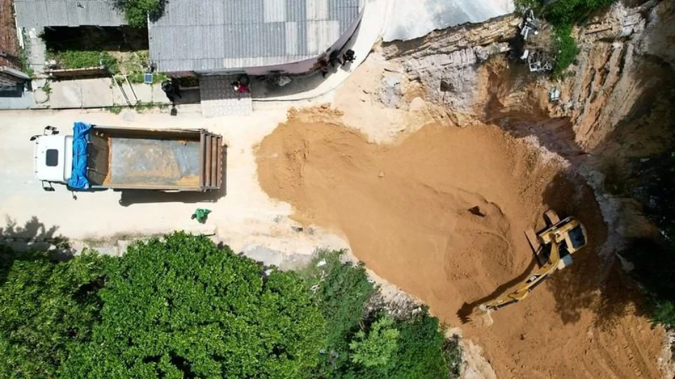 Cratera na Zona Norte de Manaus ameaça vida de moradores
