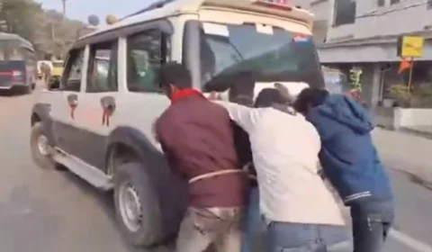 Detidos levados a tribunal são forçados a empurrar carro da polícia na Índia