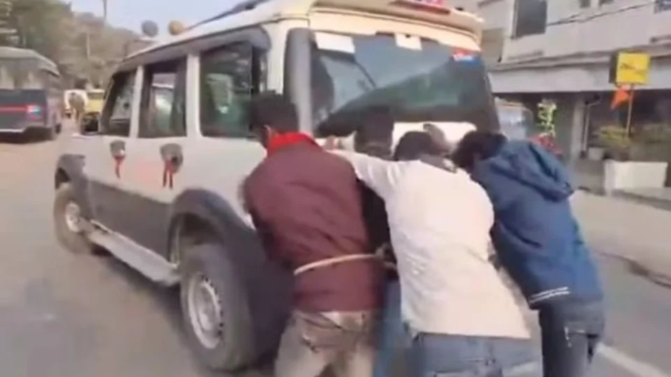 Detidos levados a tribunal são forçados a empurrar carro da polícia na Índia