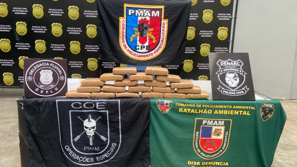 Droga avaliada em R$ 400 mil é encontrada dentro de canoa na Manaus Moderna