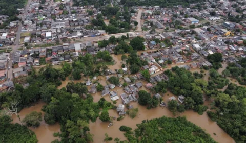 Rio Acre ultrapassa cota de alerta e famílias ficam desabrigadas no AC