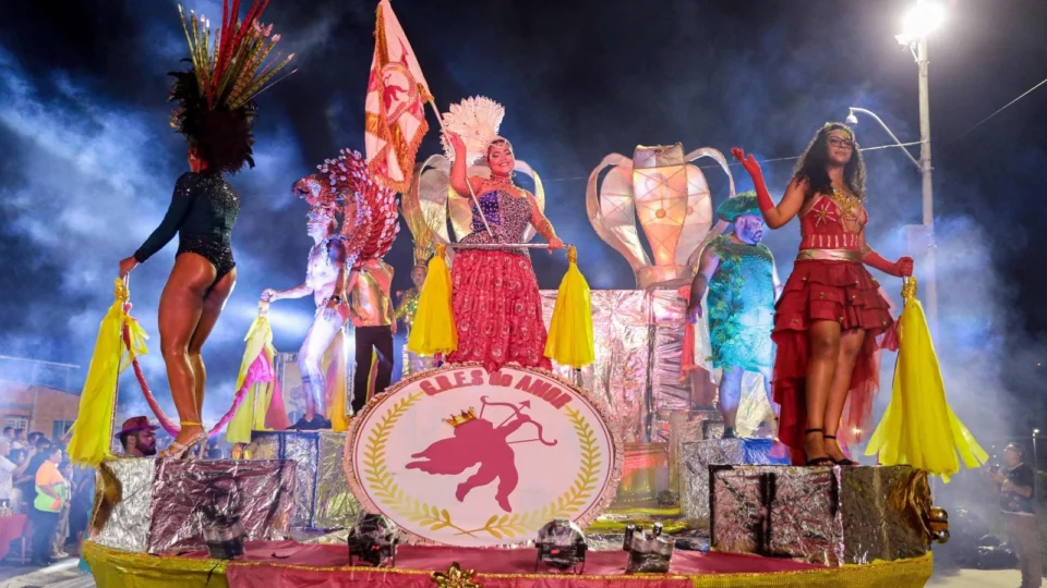 Escolas de Samba do Grupo Experimental desfilam em Manaus por título de 2024