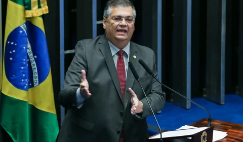 Dino apresenta PEC contra aposentadoria compulsória de juízes e militares