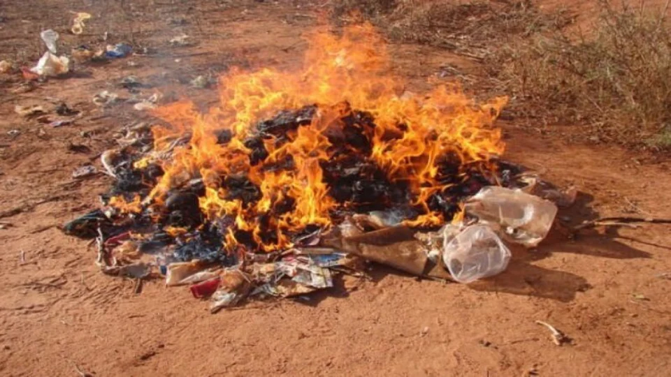 IBGE: 18,4 milhões de brasileiros queimam ou enterram lixo em casa