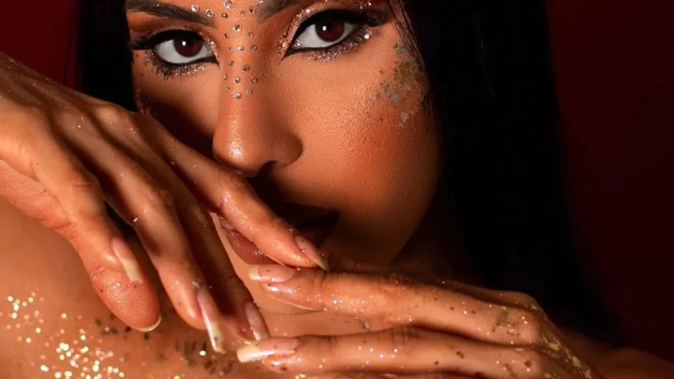 BBB 24: Isabelle surpreende com ensaio sensual de carnaval; confira