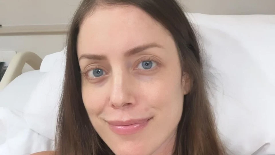 Fabiana Justus raspa cabelo por conta do tratamento contra leucemia