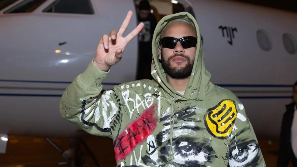 Neymar retorna à Arábia Saudita para recuperação