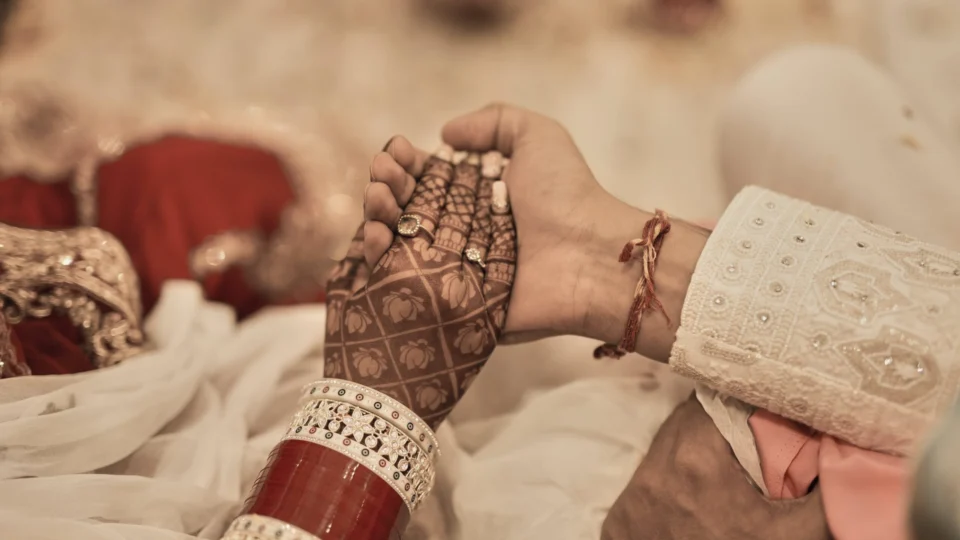 Mulher pede o divórcio após o marido mudar o local da lua de mel na Índia