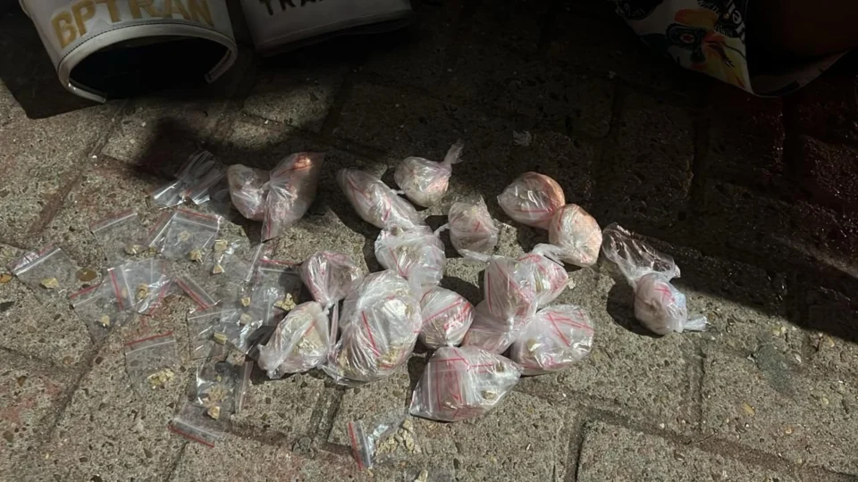 Homem é preso com quase 500 trouxinhas de drogas em Manaus