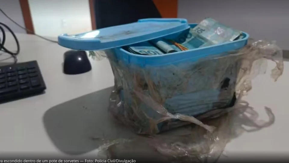 Idoso encontra R$ 60 mil enterrado em quintal e liga para polícia em TO