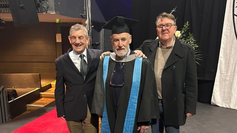 Médico idoso de 95 anos termina mestrado em Filosofia e quer doutorado