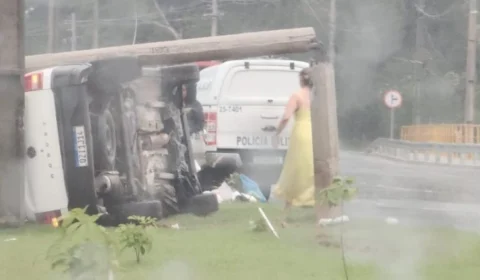 Motorista derruba poste ao perder controle de carro em Manaus