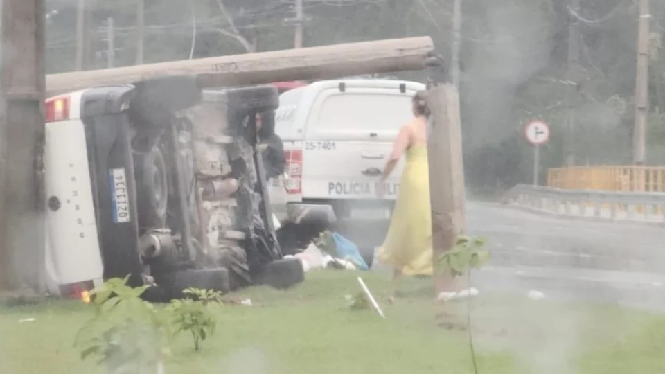 Motorista derruba poste ao perder controle de carro em Manaus