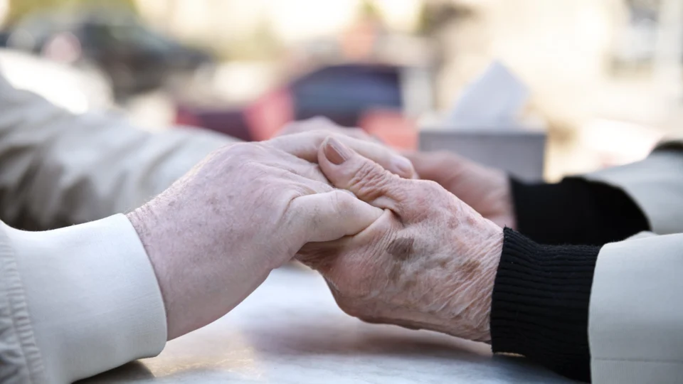 Casal de idosos é encontrado enforcado dentro de casa em SP