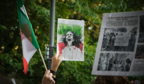 Homem mata pai, irmão e mais 10 familiares no Irã