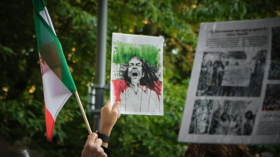 Homem mata pai, irmão e mais 10 familiares no Irã