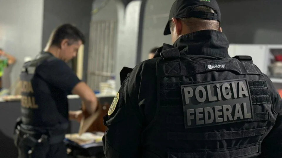 PF mira irmãos que usavam documentos falsos para fraude no INSS em Manaus