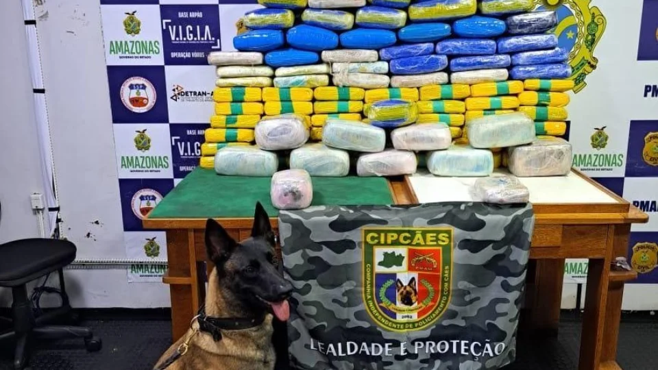Base Arpão apreende em embarcação mais de 121 kg de drogas em Coari-AM