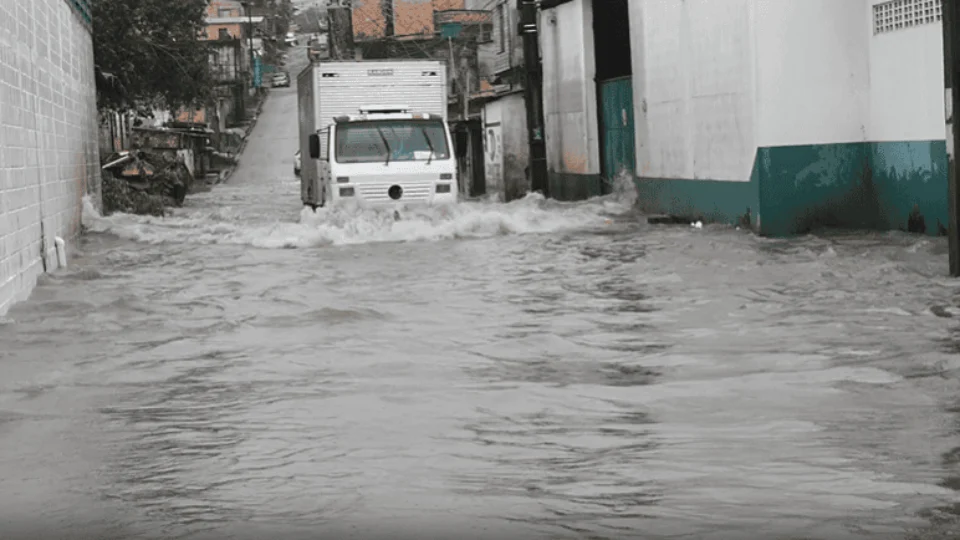 Defesa Civil atende áreas afetadas pela chuva desta quinta (1º), em Manaus
