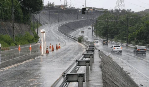 Trecho da avenida das Torres é liberado após queda de barranco