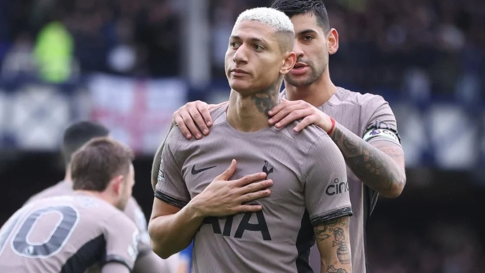 Richarlison faz 2, mas Tottenham só empata com o Everton