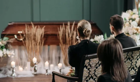 Mulher dada como morta acorda a caminho da cremação na Índia