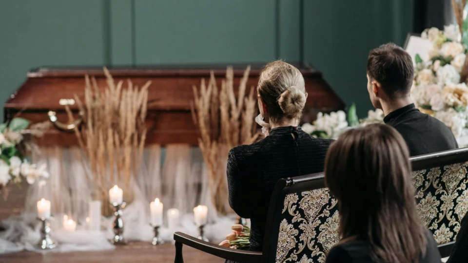 Mulher dada como morta acorda a caminho da cremação na Índia