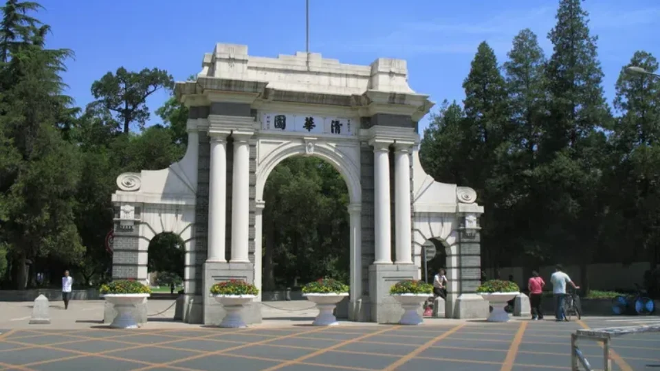 Nuriam e Ibrachina ofertam mestrado de administração pública em universidade na China