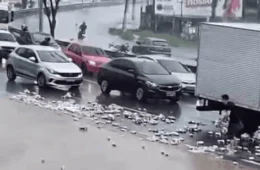 VÍDEO: após cair de veículo, carga de cerveja é saqueada em Manaus