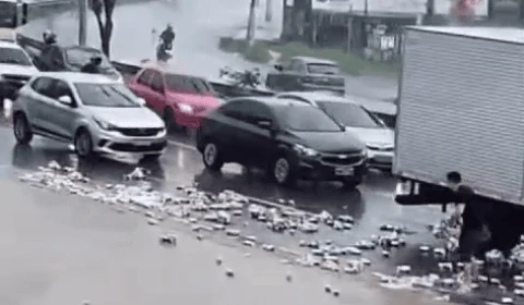 VÍDEO: após cair de veículo, carga de cerveja é saqueada em Manaus