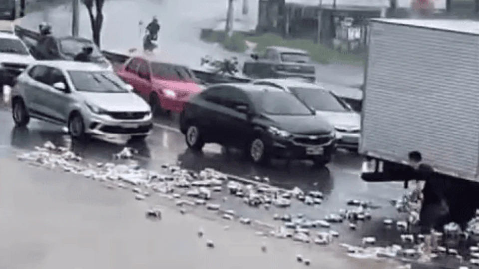 VÍDEO: após cair de veículo, carga de cerveja é saqueada em Manaus