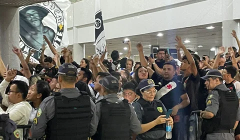 Vasco desembarca em Manaus com festa dos torcedores