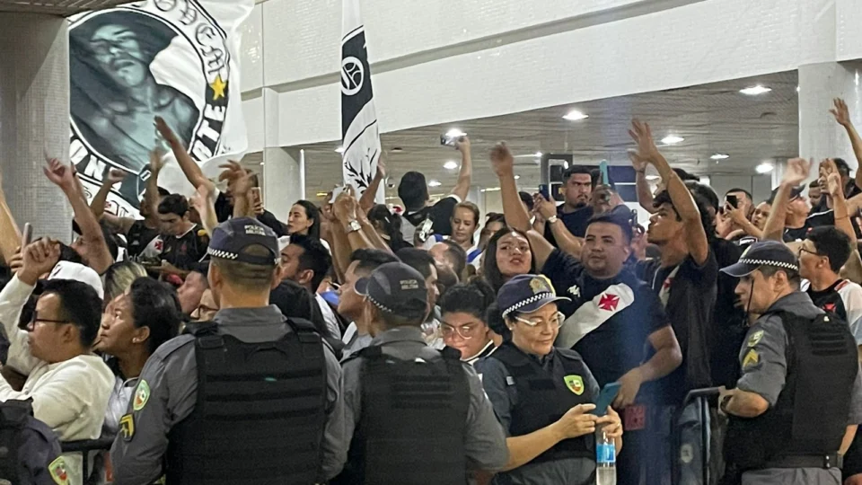 Vasco desembarca em Manaus com festa dos torcedores