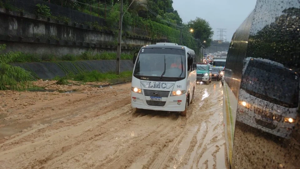 VÍDEO: chuva forte em Manaus causa desmoronamento de barranco na Avenida das Torres