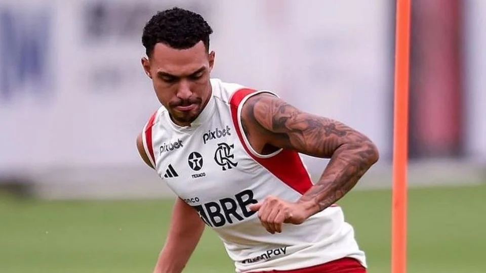 Flamengo encaminha saída de Matheuzinho para o Corinthians