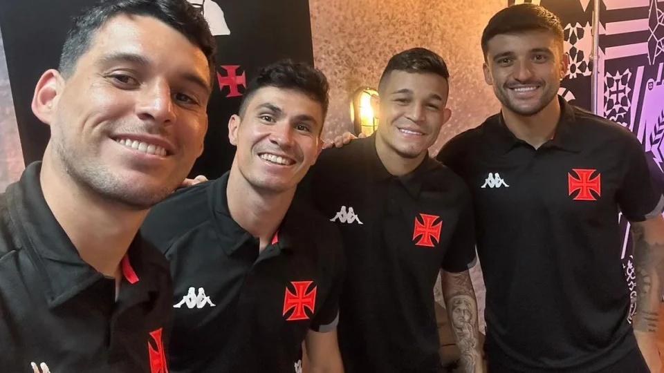 Vasco apresenta mais quatro reforços